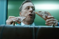 Harry Vanderspeigle (Alan Tudyk) eats pizza in Resident Alien Season 3 Episode 1.